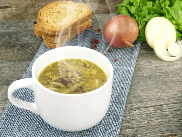 Sopa de cebola fresca em um copo de sopa — Fotografia de Stock