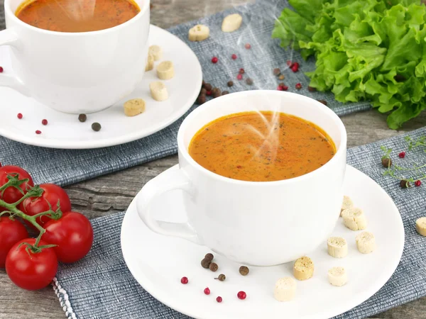 Minestra di pomodoro con ingredienti freschi in una tazza di minestra — Foto Stock