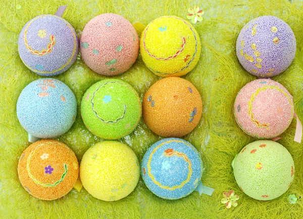 Huevos de Pascua en caja de huevos — Foto de Stock