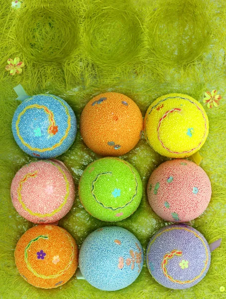 Пасхальные яйца в коробке с яйцами — стоковое фото