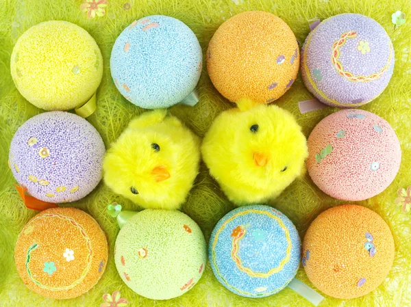 Uova di Pasqua e polli in un caso di uova — Foto Stock