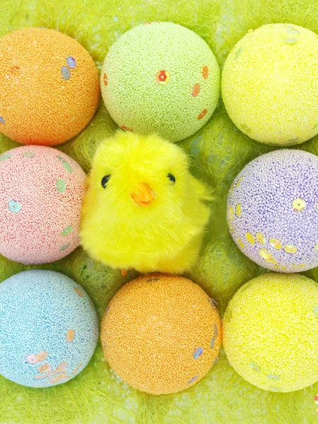 复活节彩蛋和一只鸡在蛋的情况下 — 图库照片