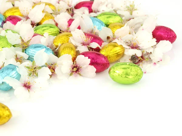 Schokolade Ostereier mit Frühlingsblumen — Stockfoto
