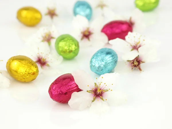 春の花とチョコレートのイースターエッグ — ストック写真