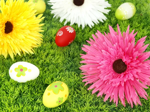 花とイースターの卵 — ストック写真