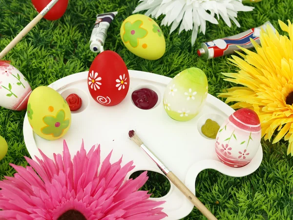 鲜花和调色板上的复活节彩蛋 — 图库照片