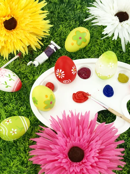 鲜花和调色板上的复活节彩蛋 — 图库照片