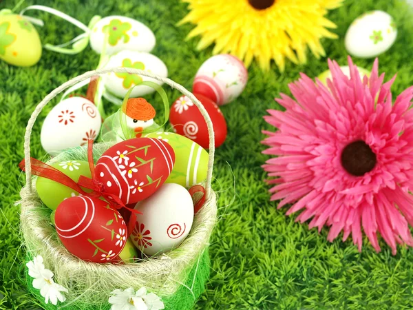 Flores de primavera y coloridos huevos de Pascua — Foto de Stock