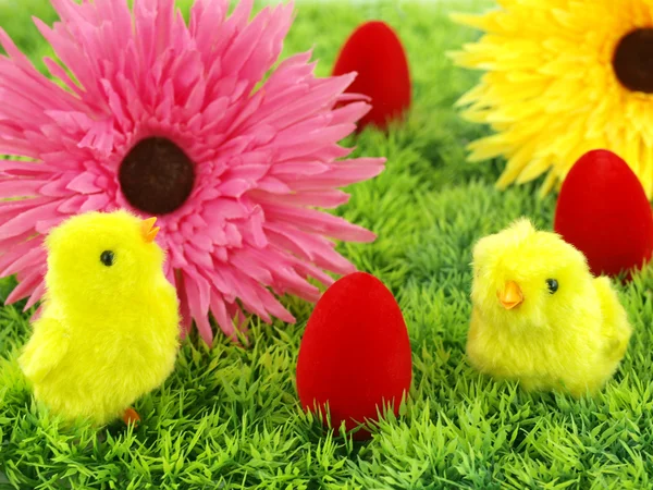 Huevos de Pascua, flores y pollos — Foto de Stock