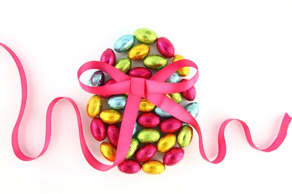 Huevos de Pascua en papel de colores — Foto de Stock
