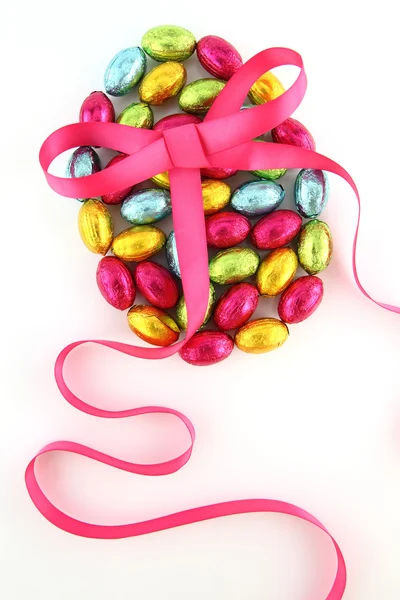 Velikonoční vejce v barevné fólie — Stock fotografie