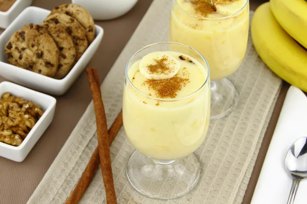 Glas med söt banan pudding dessert — Stockfoto