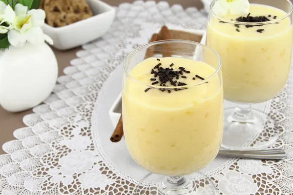 Süßes Dessert mit Vanillepudding — Stockfoto