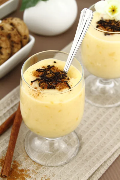 Süßes Dessert mit Vanillepudding — Stockfoto