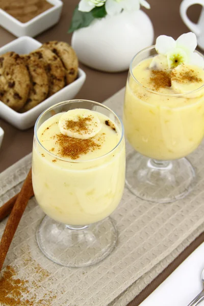 Glas med söt banan pudding dessert — Stockfoto