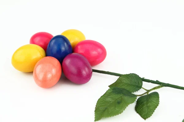 Oeufs de Pâques colorés arranger sous la forme d'une fleur — Photo