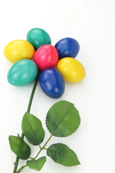Bir çiçek şeklinde renkli Paskalya yumurta arrangend — Stok fotoğraf