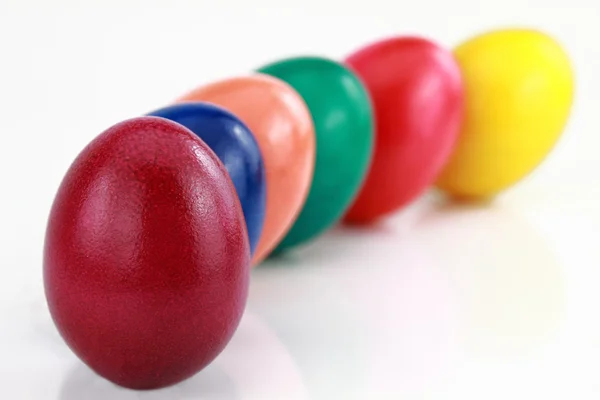 Huevos de Pascua coloreados en fila — Foto de Stock