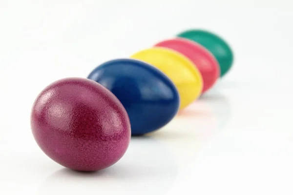 Huevos de Pascua coloreados en fila — Foto de Stock