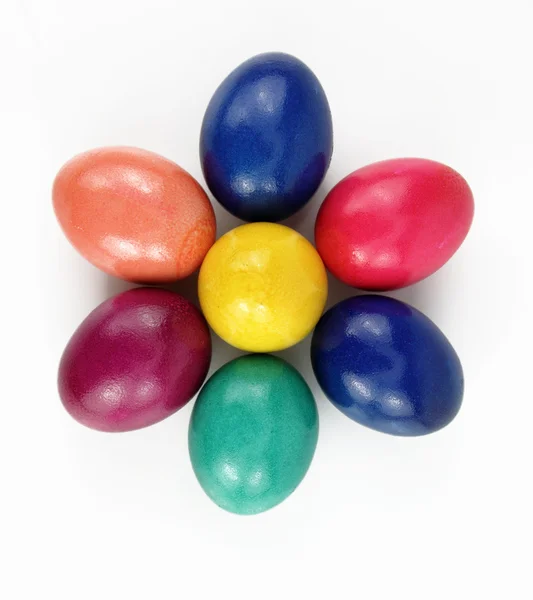 Цветные пасхальные яйца расположены в форме цветка — стоковое фото