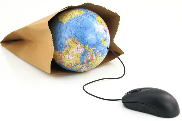 Ratón de ordenador conectado a una bolsa de comestibles con un mundo en el interior —  Fotos de Stock