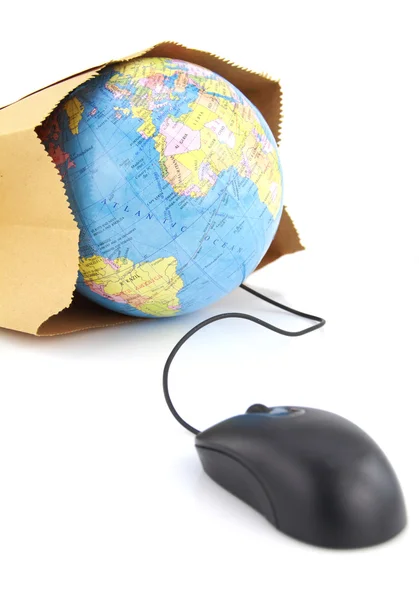 Mouse de computador conectado a um saco de supermercado com um globo mundial dentro — Fotografia de Stock