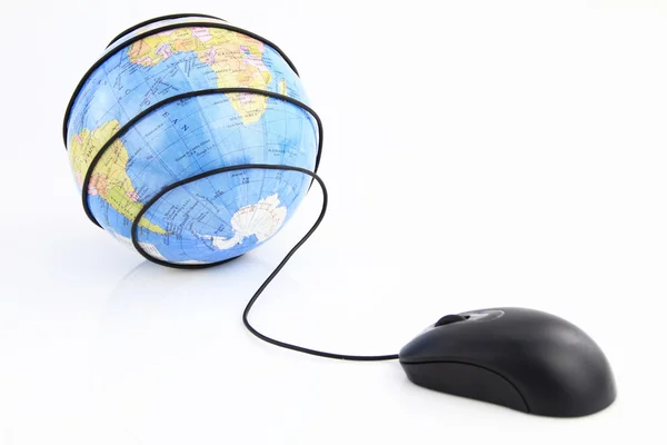 Computador mouse envolve o globo mundial — Fotografia de Stock