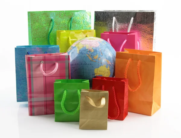 Τσάντες για ψώνια γύρω από την παγκόσμια σφαίρα — Φωτογραφία Αρχείου