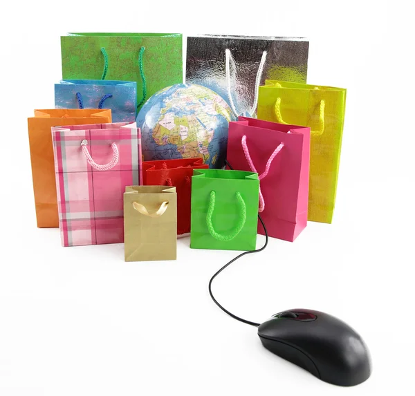 Mouse de computador conectado a um grupo de sacos de compras — Fotografia de Stock
