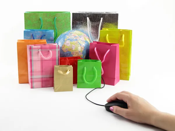 Ratón de ordenador conectado a un grupo de bolsas de compras con un globo dentro — Foto de Stock
