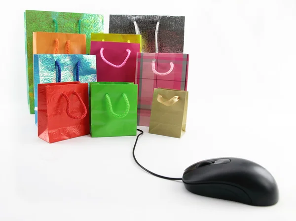 计算机鼠标连接到购物袋组 — 图库照片