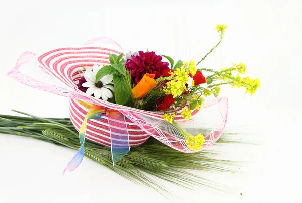 Chapéu e buquê de flores — Fotografia de Stock