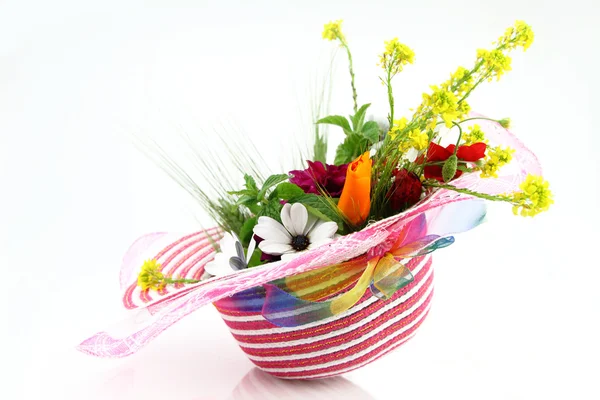 Ramo de sombrero y flores — Foto de Stock