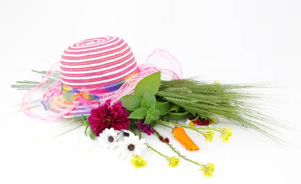 Şapka ve çiçek buketi — Stok fotoğraf