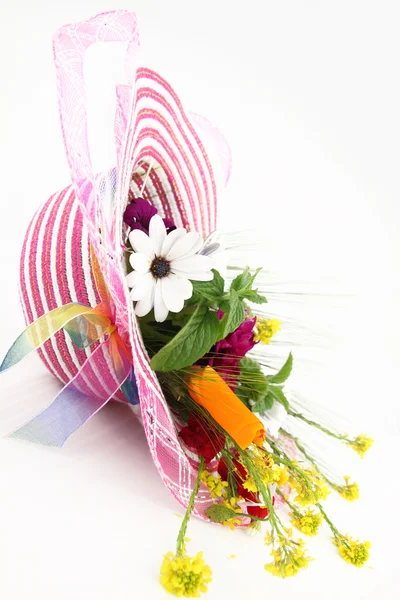 Chapéu e buquê de flores — Fotografia de Stock