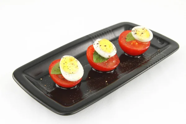 Перепелині яйця та помідори — стокове фото