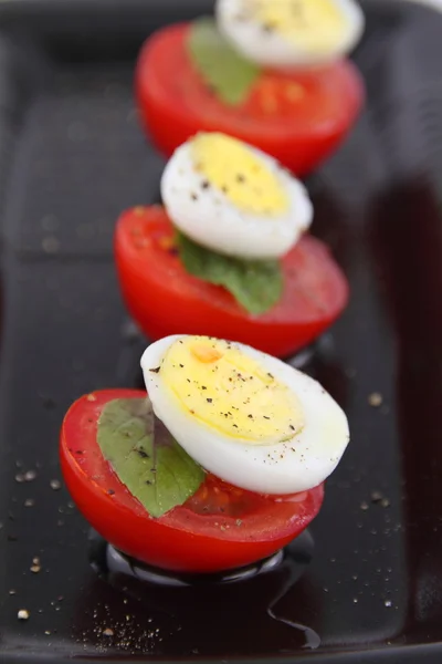 Quail eggs and tomatoes — Stock Photo, Image