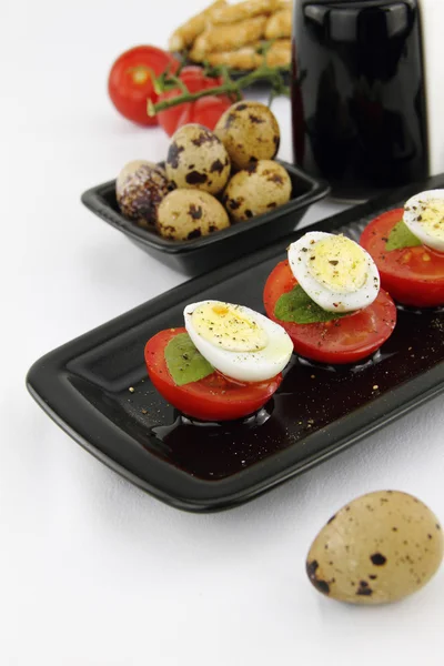 Křepelčí vejce a rajčaty — Stock fotografie