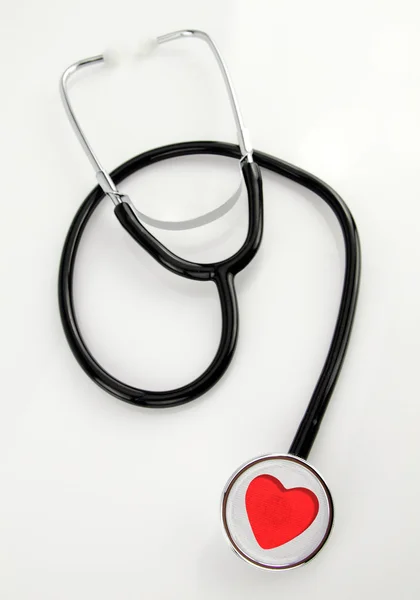 心脏的形状设计与听诊器 — 图库照片