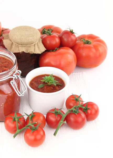 Sos pomidorowy i świeże pomidory — Zdjęcie stockowe