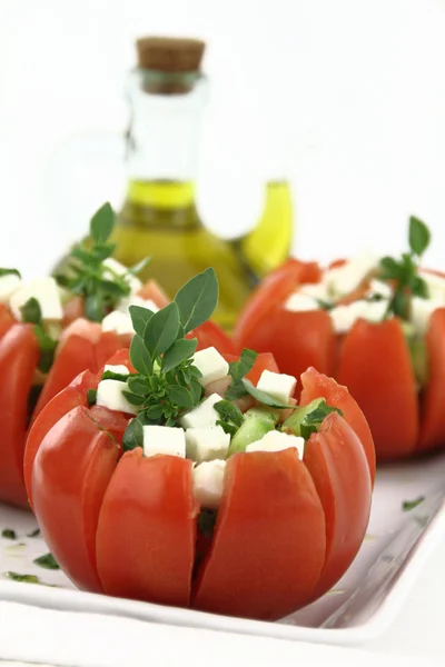 Salada Caprese com tomate, mussarela e manjericão — Fotografia de Stock