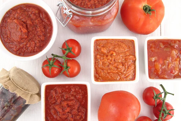 Tomatsås och färska tomater — Stockfoto
