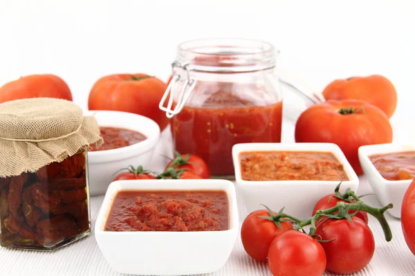 Rajčatovou omáčkou a čerstvými rajčaty — Stock fotografie