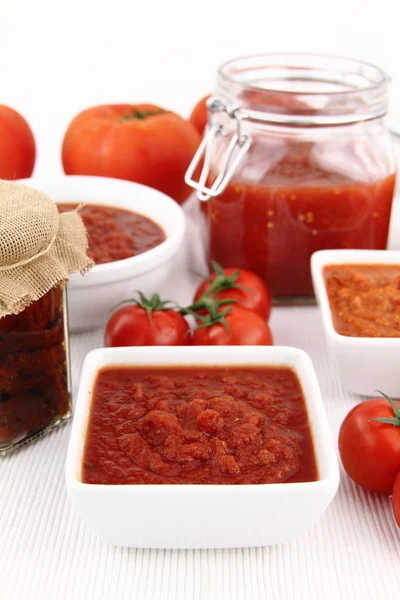 Tomatensauce und frische Tomaten — Stockfoto