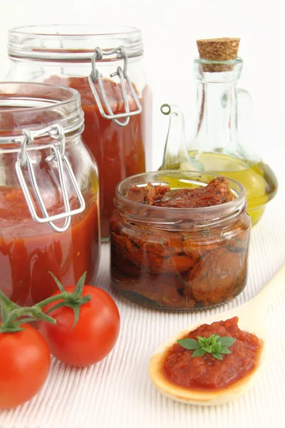 Molho de tomate e tomates frescos — Fotografia de Stock