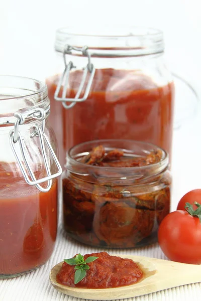 Tomato sauce and fresh tomatoes — Stock Photo, Image