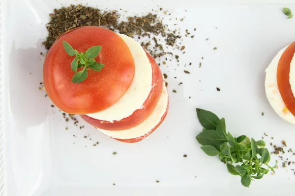 Салат из капрезе с помидорами, моцареллой и базиликом — стоковое фото