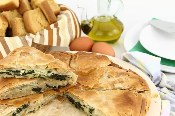 Homemade puff spinach pie with filo pastry — Stock Photo, Image
