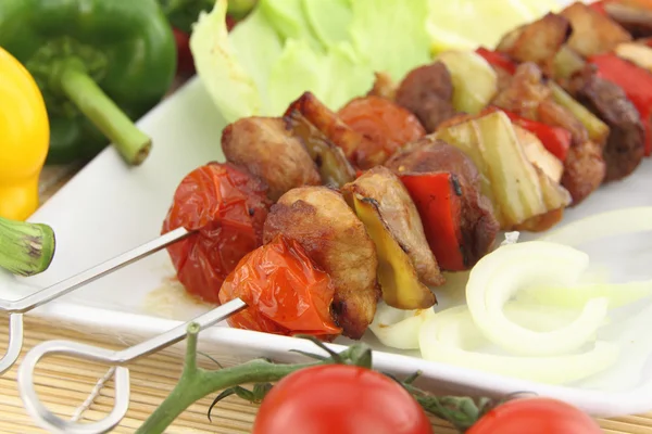 グリルした肉と野菜の串焼き — ストック写真