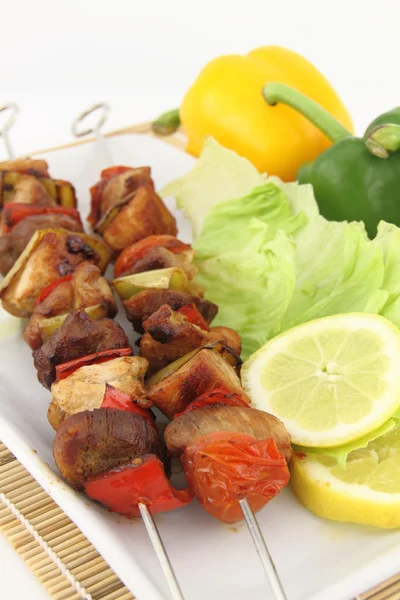 Гриль м'ясний і овочевий шампур — стокове фото